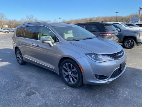 Used 2017 Chrysler Pacifica Limited image 5