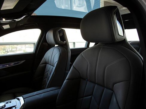 Certified 2025 BMW 760i xDrive w/ Executive Package image 21