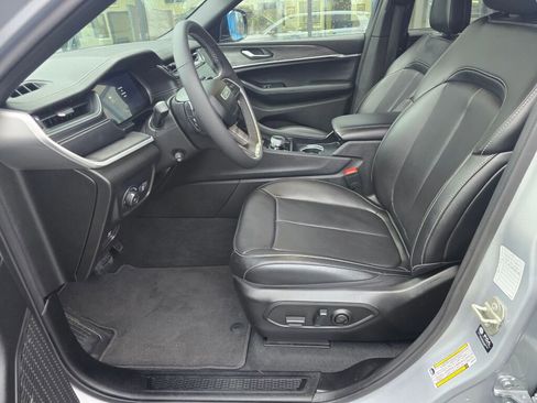 Used 2024 Jeep Grand Cherokee L Limited w/ Luxury Tech Group II image 12