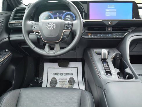 Used 2023 Toyota Crown Limited w/ Advanced Technology Package image 3