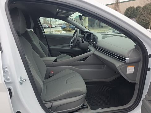 Used 2025 Hyundai Elantra Blue image 39
