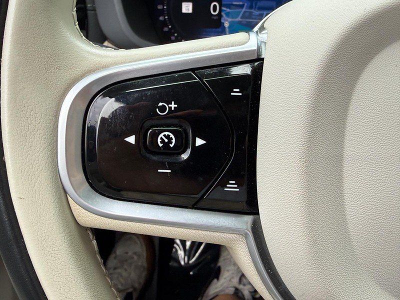 Used 2022 Volvo XC60 B5 Inscription w/ Advanced Package FWD image 19