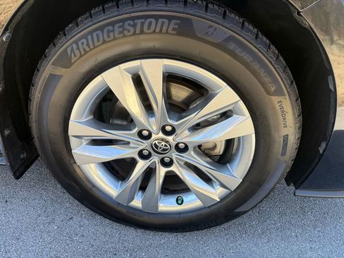 Used 2021 Toyota Sienna Limited image 14