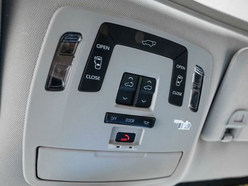 Used 2022 Toyota Sienna XLE image 27