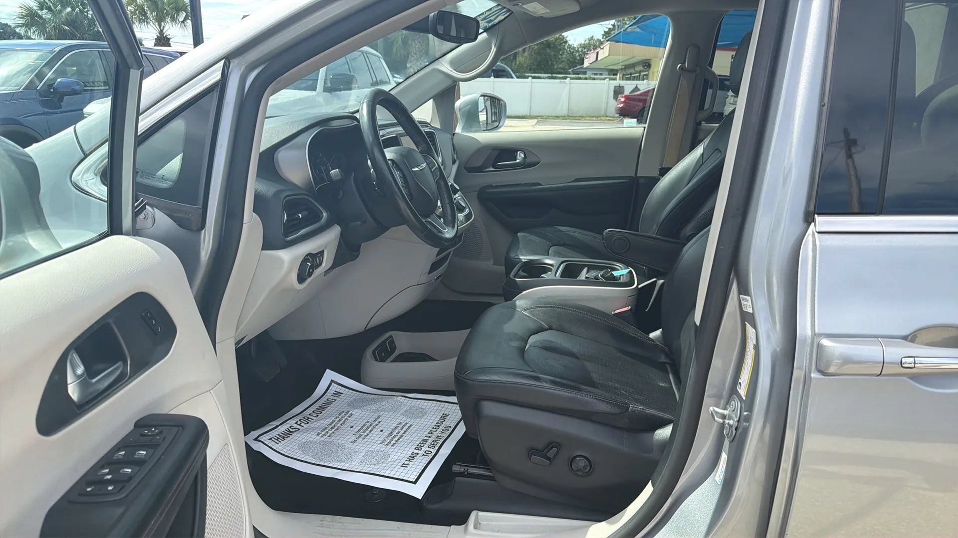Used 2020 Chrysler Pacifica Touring-L FWD image 19