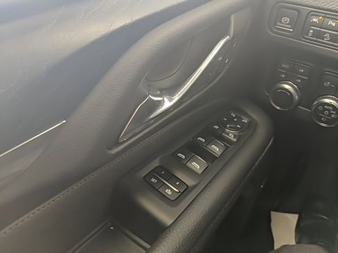 Used 2021 GMC Yukon Denali w/ Denali Premium Package image 34