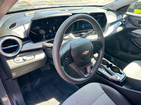 Used 2025 Chevrolet Trax LT FWD image 9
