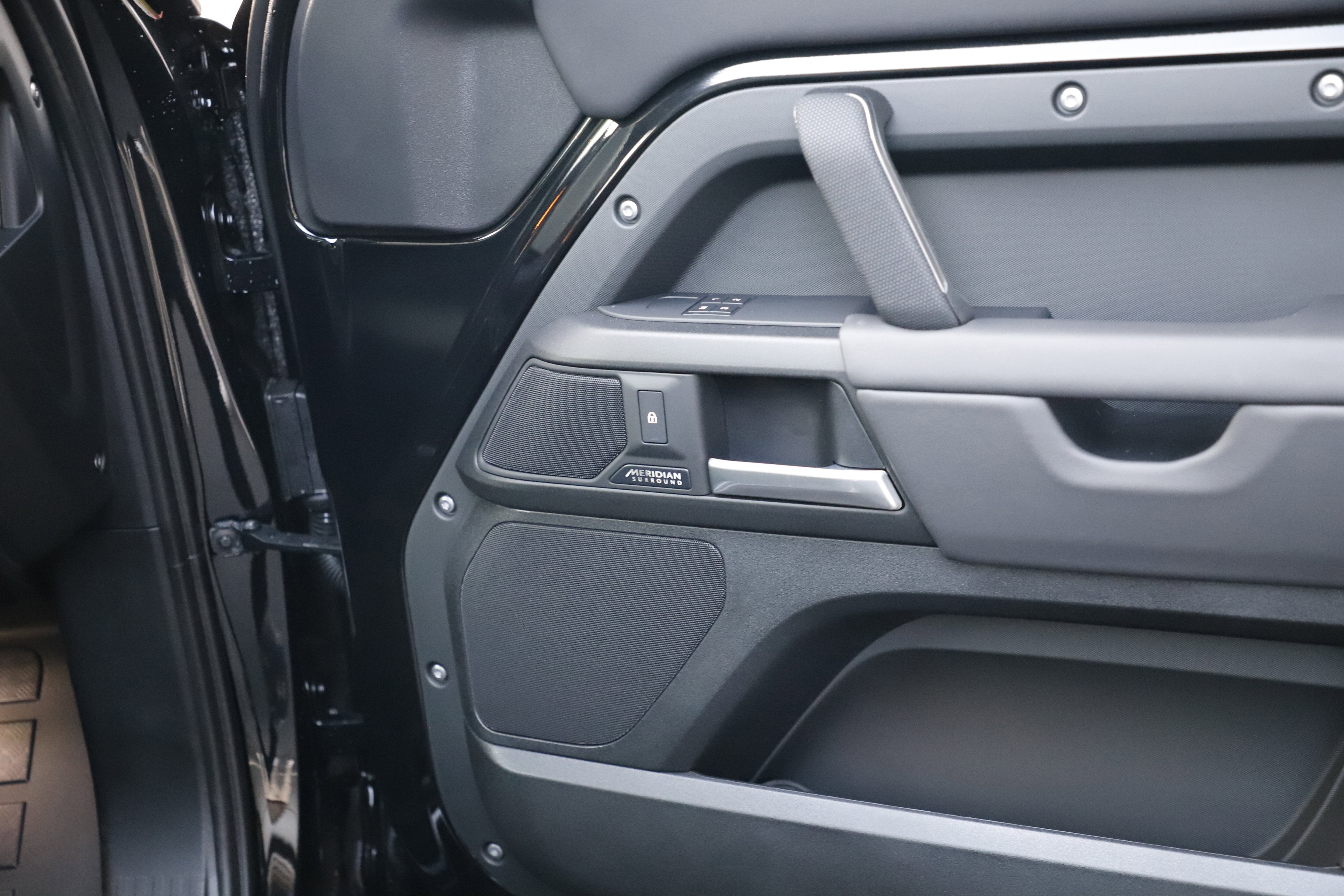 New 2025 Land Rover Defender 110 X AWD/4WD image 9
