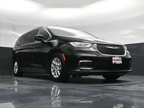 Certified 2024 Chrysler Pacifica Touring-L FWD image 59