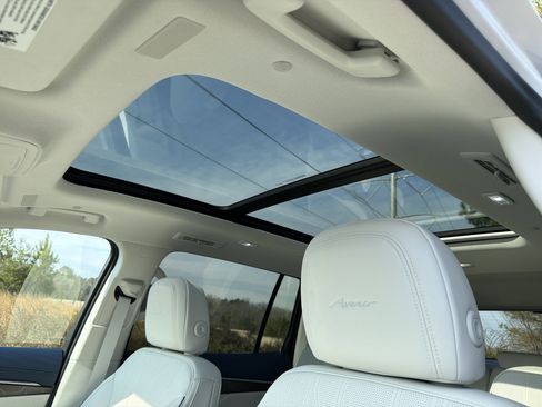 Used 2025 Buick Enclave Avenir w/ Super Cruise Package image 32