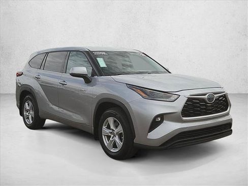 Used 2021 Toyota Highlander LE AWD/4WD image 3