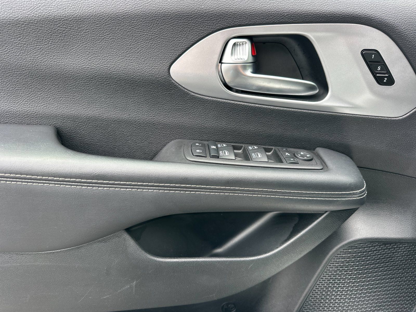 Used 2025 Chrysler Pacifica Limited FWD image 10