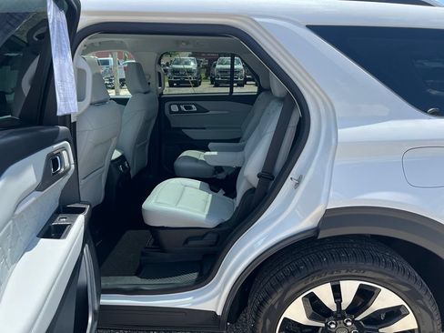 Used 2025 Ford Explorer Platinum w/ LUX Leather Package AWD/4WD image 16