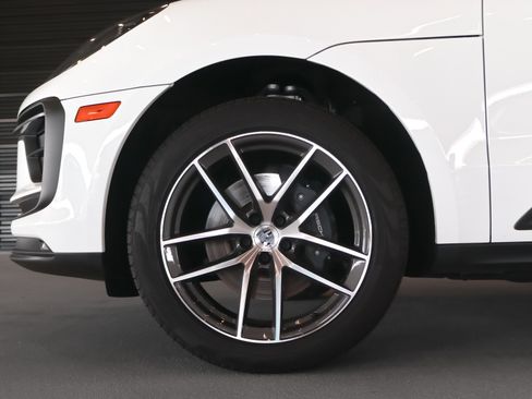 Certified 2026 Porsche Macan AWD/4WD image 13