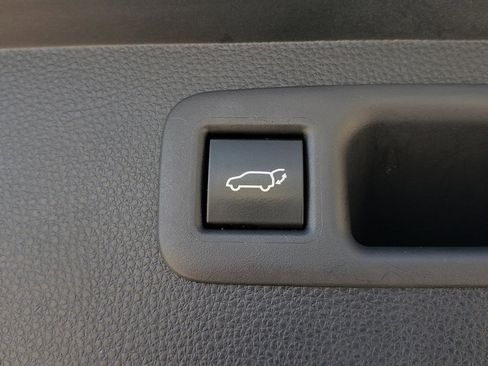 Used 2022 Toyota Highlander XLE AWD/4WD image 18