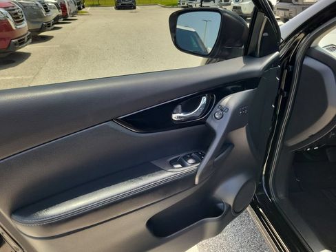 Used 2021 Nissan Rogue Sport SV w/ Technology Package FWD image 19