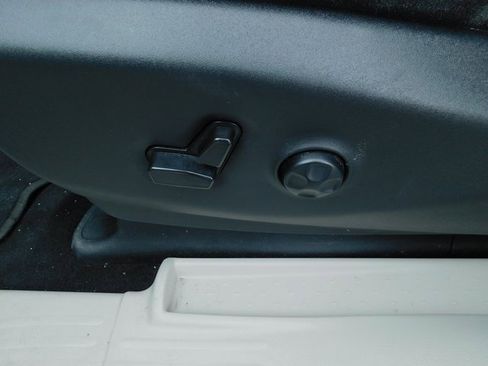 Used 2023 Chrysler Pacifica Touring-L image 27