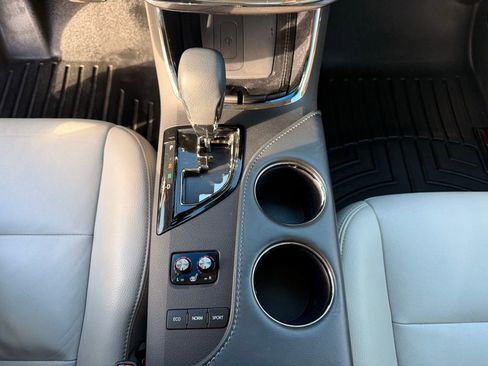 Used 2018 Toyota Avalon XLE Premium image 17