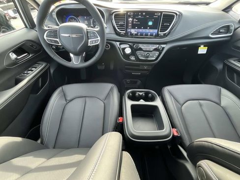 New 2026 Chrysler Pacifica Select image 12