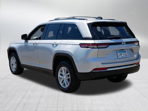 Used 2023 Jeep Grand Cherokee Laredo X AWD/4WD image 5