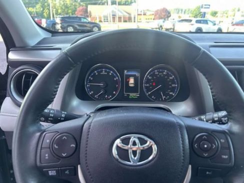 Used 2021 Toyota RAV4 XLE Premium FWD image 5