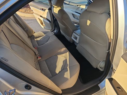 Used 2018 Toyota Camry LE image 11