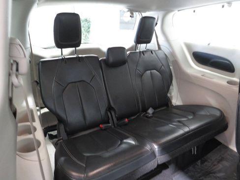 Used 2022 Chrysler Pacifica Touring-L FWD image 12