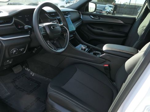 Used 2024 Jeep Grand Cherokee Laredo X image 9