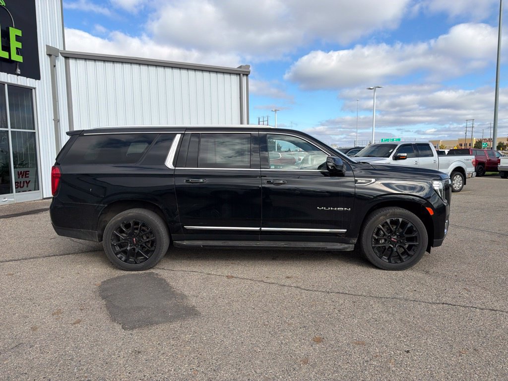 Used 2022 GMC Yukon XL SLT w/ SLT Luxury Package AWD/4WD image 4