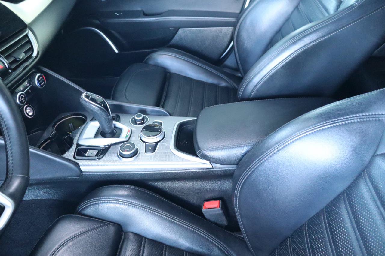 Used 2023 Alfa Romeo Giulia Veloce RWD image 17