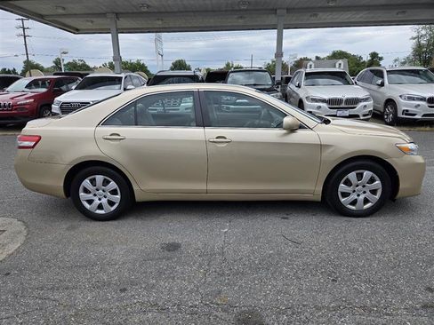 Used 2010 Toyota Camry LE image 9