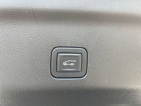 Used 2025 GMC Yukon Denali w/ Sun & Power Step Package image 18