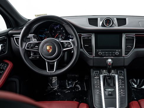 Certified 2018 Porsche Macan image 12