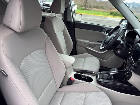 Used 2023 Kia Soul LX image 17