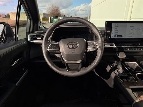 Certified 2025 Toyota Sienna Limited image 13