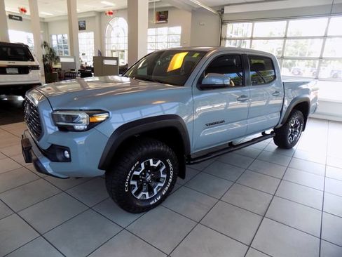 Used 2020 Toyota Tacoma TRD Off-Road w/ TRD Premium Off Road Package AWD/4WD image 3