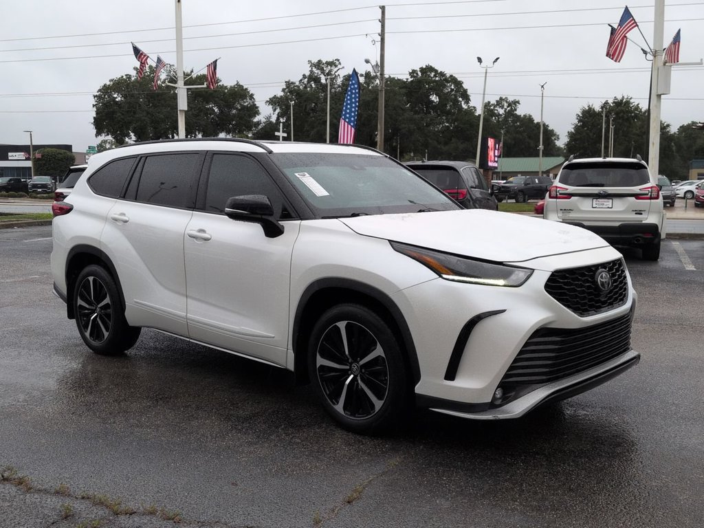 Used 2021 Toyota Highlander XSE FWD image 2