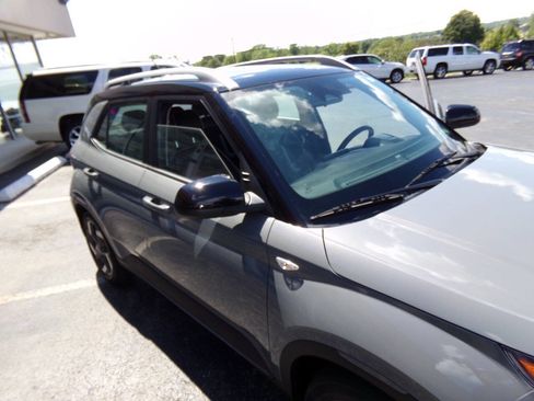 Used 2023 Hyundai Venue Limited FWD image 41