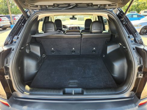 Used 2019 Jeep Cherokee Latitude Plus w/ Comfort/Convenience Group AWD/4WD image 19