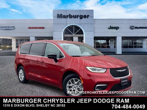 Used 2025 Chrysler Pacifica Select FWD image 1