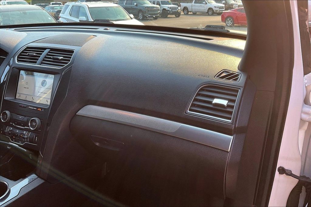 Used 2018 Ford Explorer XLT w/ Equipment Group 201A FWD image 15
