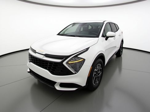 Used 2025 Kia Sportage LX image 3