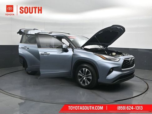Used 2022 Toyota Highlander XLE AWD/4WD image 62
