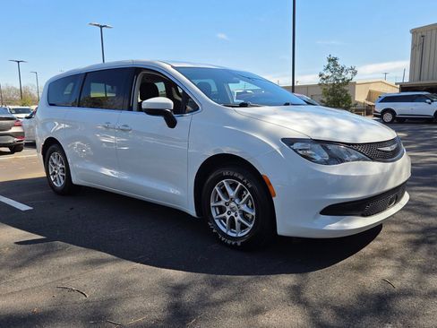 Used 2022 Chrysler Voyager LX FWD image 14