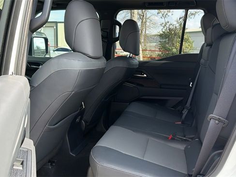 Used 2026 Lexus GX 550 w/ Cold Area Package image 34