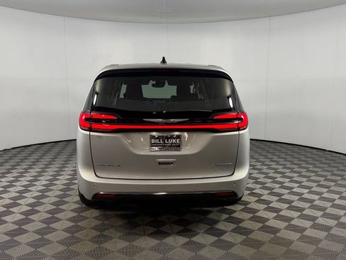 Used 2024 Chrysler Pacifica Limited FWD image 9