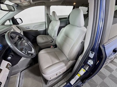 Used 2020 Toyota Sienna XLE w/ XLE Navigation Package image 5