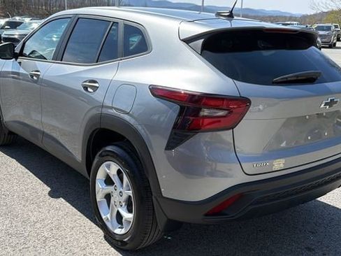 New 2026 Chevrolet Trax LS w/ LS Convenience Package FWD image 5