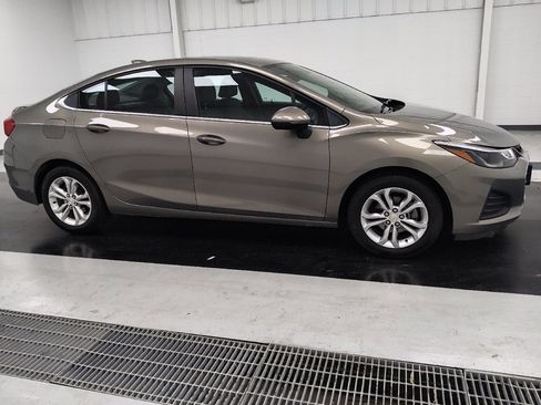Used 2019 Chevrolet Cruze LT w/ Convenience Package FWD image 11