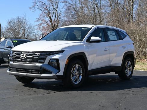 Certified 2025 Hyundai Tucson SE image 2